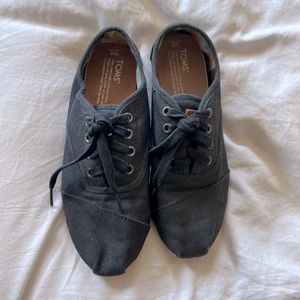 Size 8W Toms Lace shoes